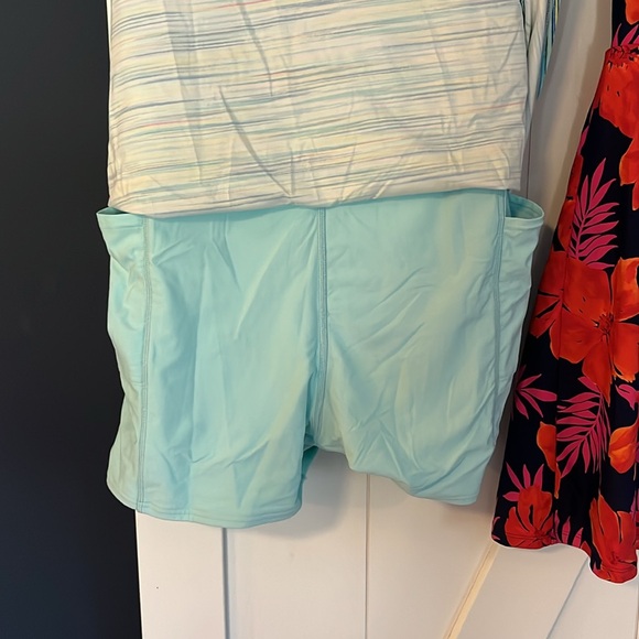 Lands End swim dress size 16-comfy & supportive! Perfect for summer! 🏝️ - Picture 4 of 8